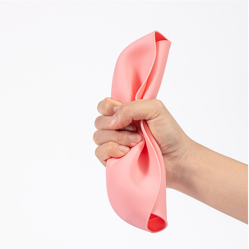 Elastic and supple silicone bib